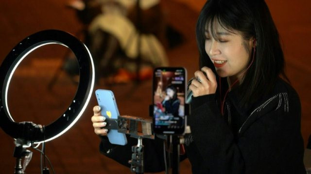 Xu hướng cực lạ tại Trung Quốc: livestream xuyên đêm ngoài đường để hút người hâm mộ trên TikTok, người xem càng nhiều thu nhập càng khủng