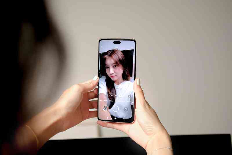 Loạt smartphone tầm trung để "cánh mày râu" dành tặng hội chị em phụ nữ nhân ngày 8/3 - Ảnh 3. Loạt smartphone tầm trung để "cánh mày râu" dành tặng hội chị em phụ nữ nhân ngày 8/3 - Ảnh 3.