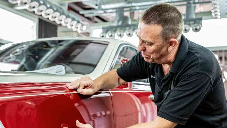Nghệ nhân duy nhất vẽ tay từng đường kẻ cho Rolls-Royce "vất vả" tìm "người kế vị": Con trai không hứng thú, học viên thiếu kiên nhẫn dù tương lai sẽ có mức lương 6 con số