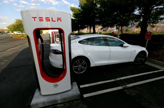 Tesla tiếp tục giảm giá xe điện tại Mỹ, 'khiêu chiến' Ford, BYD, VinFast - Ảnh 1. Tesla tiếp tục giảm giá xe điện tại Mỹ, 'khiêu chiến' Ford, BYD, VinFast - Ảnh 1.