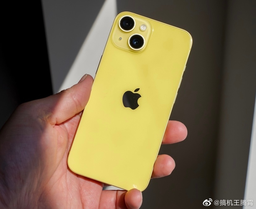 Ảnh thực tế iPhone 14 màu vàng mới ra mắt: Chưa thực sự ấn tượng! - Ảnh 3. Ảnh thực tế iPhone 14 màu vàng mới ra mắt: Chưa thực sự ấn tượng! - Ảnh 3.