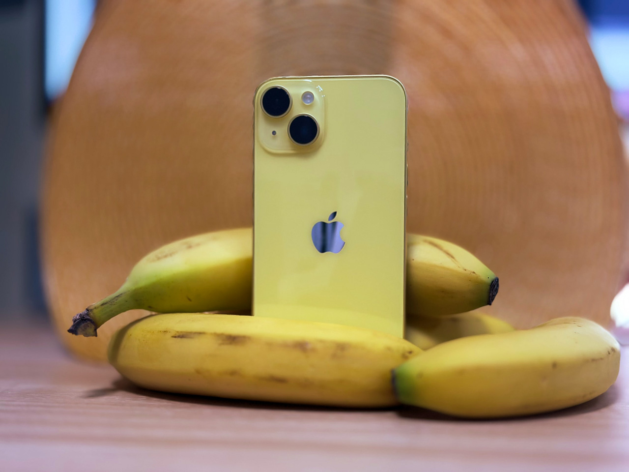 Ảnh thực tế iPhone 14 màu vàng mới ra mắt: Chưa thực sự ấn tượng! - Ảnh 5. Ảnh thực tế iPhone 14 màu vàng mới ra mắt: Chưa thực sự ấn tượng! - Ảnh 5.