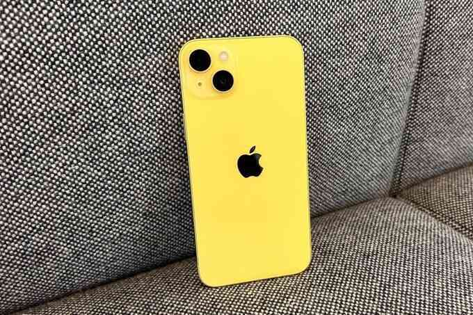 Cận cảnh iPhone 14 màu vàng mới