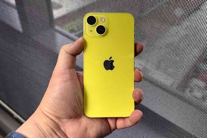 Cận cảnh iPhone 14 màu vàng mới - 2