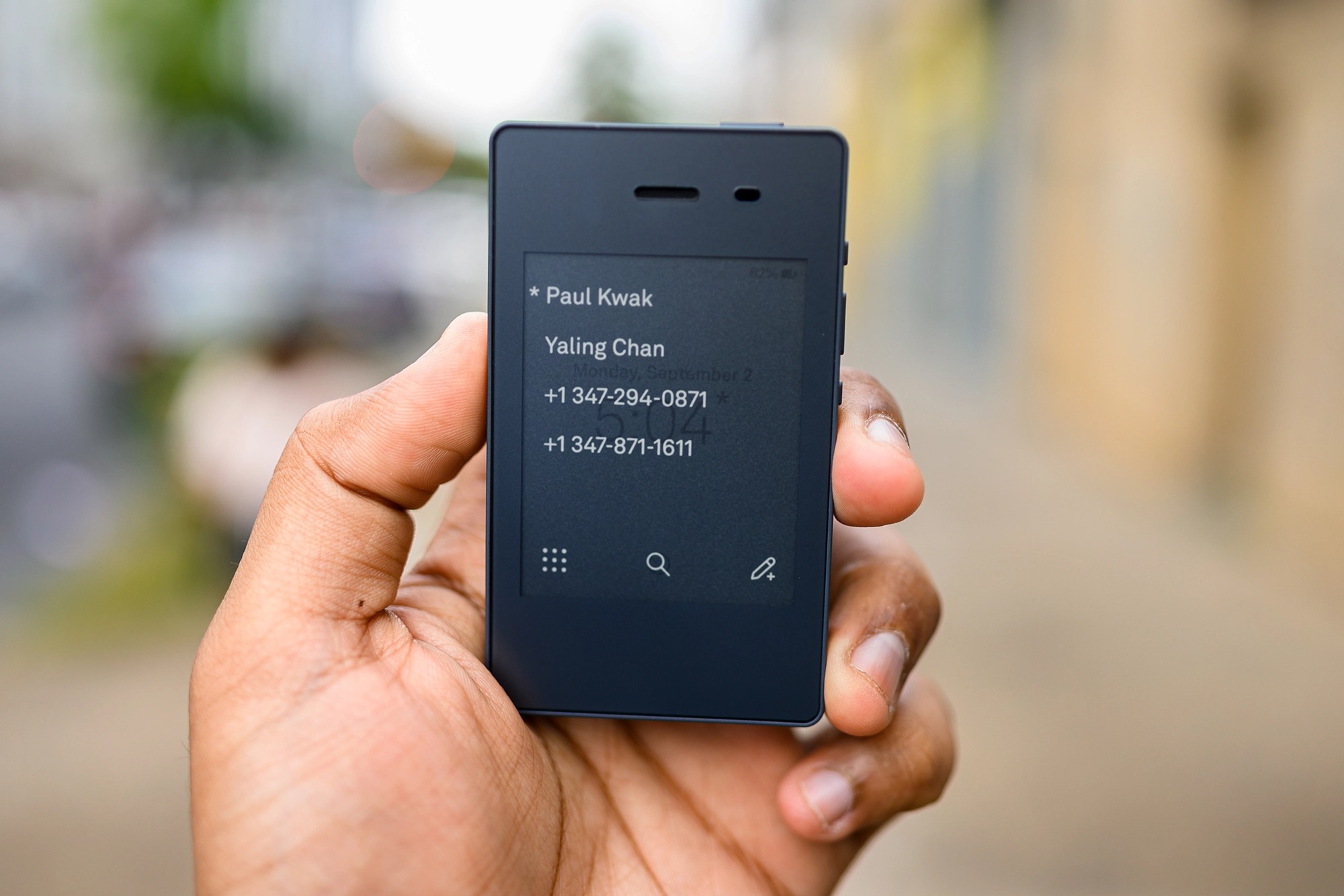 Lớn lên cùng công nghệ nhưng Gen Z tại Mỹ lại đang chán smartphone, đua nhau mua điện thoại 'cục gạch' để dùng vì một lý do - Ảnh 2. Lớn lên cùng công nghệ nhưng Gen Z tại Mỹ lại đang chán smartphone, đua nhau mua điện thoại 'cục gạch' để dùng vì một lý do - Ảnh 2.