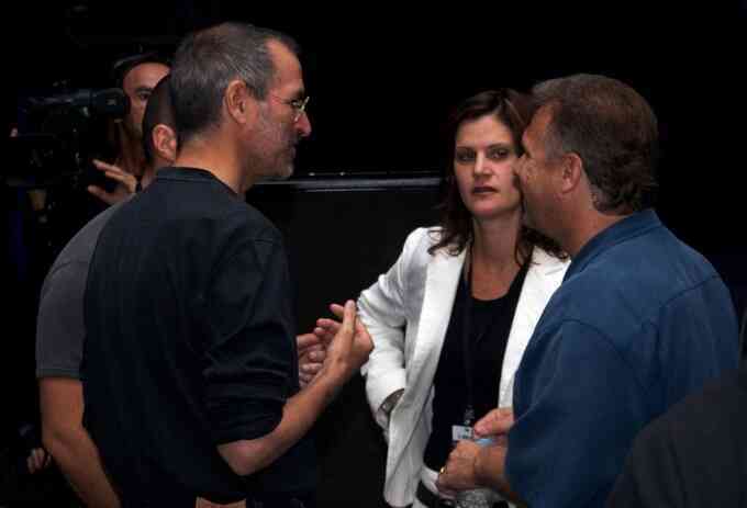 Katie Cotton (phải) và Steve Jobs (trái) tại một sự kiện của Apple vào năm 2006 (Ảnh: Getty). Katie Cotton (phải) và Steve Jobs (trái) tại một sự kiện của Apple vào năm 2006 (Ảnh: Getty).