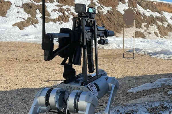 Xem robot chó AI chơi bóng đá bất chấp địa hình