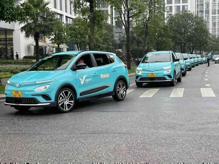 Hãng taxi điện đầu tiên tại Việt Nam của tỷ phú Phạm Nhật Vượng vận hành
