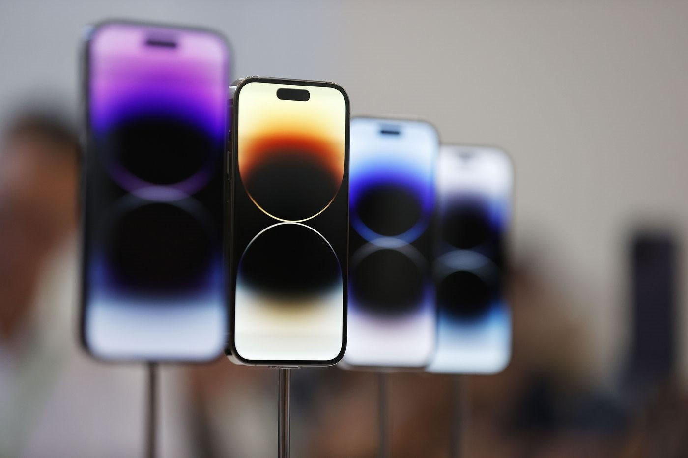 Dòng sản phẩm 'kỳ lạ' và không ai ngờ tới này đang giúp Apple 'thống trị' thị trường smartphone ở Mỹ - Ảnh 2.