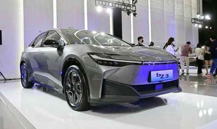 Sedan chạy điện giá từ 580 triệu của Toyota (nhưng do BYD sản xuất) nhận cả nghìn đơn đặt hàng trong ngày mở bán