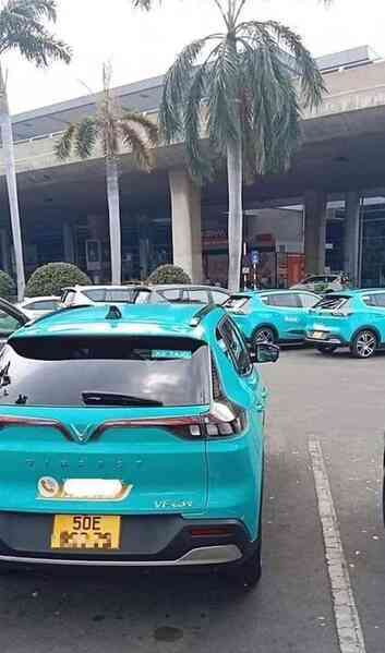 Taxi điện của tỉ phú Phạm Nhật Vượng bất ngờ xuất hiện tại TP HCM - Ảnh 1. Taxi điện của tỉ phú Phạm Nhật Vượng bất ngờ xuất hiện tại TP HCM - Ảnh 1.