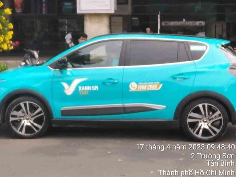 Taxi điện của tỉ phú Phạm Nhật Vượng bất ngờ xuất hiện tại TP HCM - Ảnh 2. Taxi điện của tỉ phú Phạm Nhật Vượng bất ngờ xuất hiện tại TP HCM - Ảnh 2.