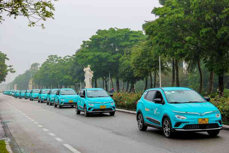Taxi điện của tỉ phú Phạm Nhật Vượng bất ngờ xuất hiện tại TP HCM - Ảnh 3. Taxi điện của tỉ phú Phạm Nhật Vượng bất ngờ xuất hiện tại TP HCM - Ảnh 3.