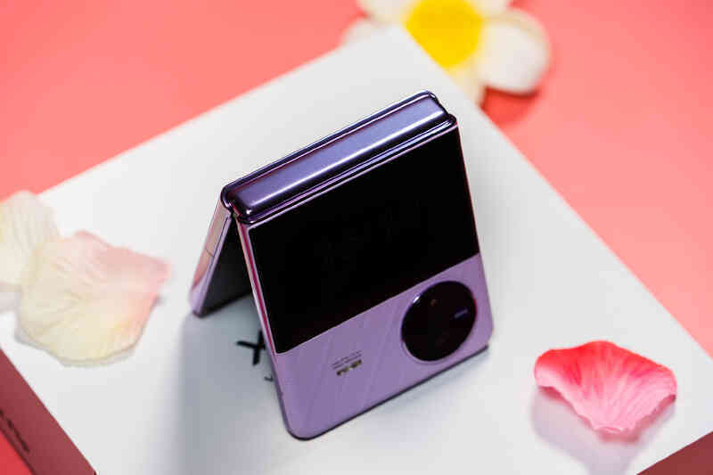 vivo ra mắt smartphone gập "vỏ sò" đầu tiên: Màn hình phụ lớn, camera Zeiss, Snapdragon 8+ Gen 1, giá 20,5 triệu đồng