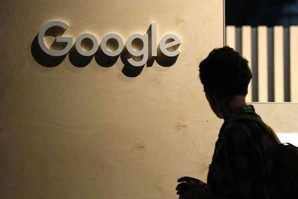 CEO Google nhận thưởng 'khủng', chatbot Bard được cập nhật tính năng lập trình
