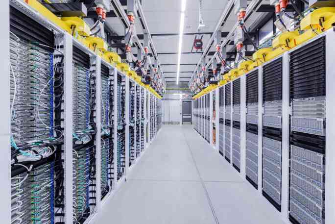 Vận hành ChatGPT có thể tốn 16,5 tỉ đồng mỗi ngày - Ảnh 1. Vận hành ChatGPT có thể tốn 16,5 tỉ đồng mỗi ngày - Ảnh 1.