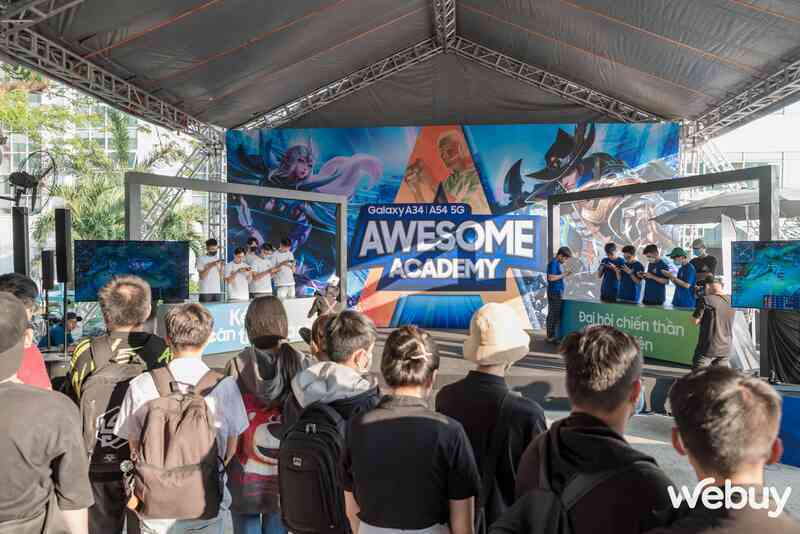 Awesome Academy mùa 2 khởi động bùng nổ, hấp dẫn đến nỗi fan đứng chịu nắng để theo dõi