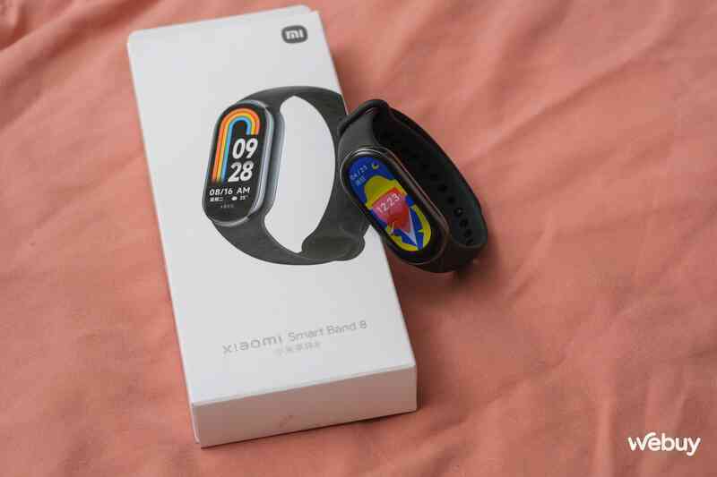 Trên tay Xiaomi Band 8 tại VN: Thiết kế không đổi nhưng nâng cấp dây đeo, có màn hình 60Hz, pin 16 ngày, giá từ 850.000 đồng