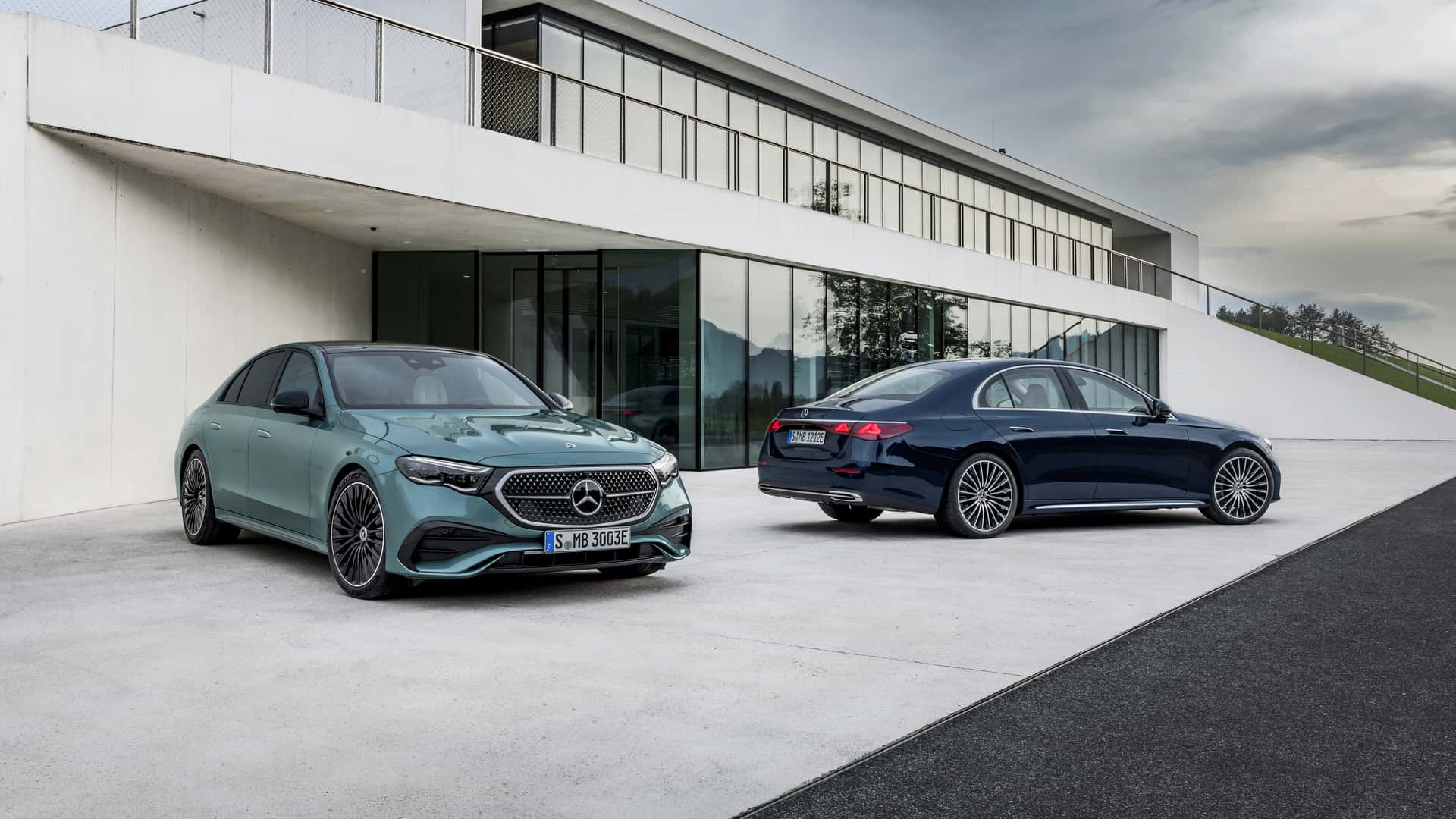 Mercedes-Benz E-Class 2024 chính thức ra mắt: Lấy màn hình bên, camera selfie ra đấu 5-Series? - Ảnh 2. Mercedes-Benz E-Class 2024 chính thức ra mắt: Lấy màn hình bên, camera selfie ra đấu 5-Series? - Ảnh 2.