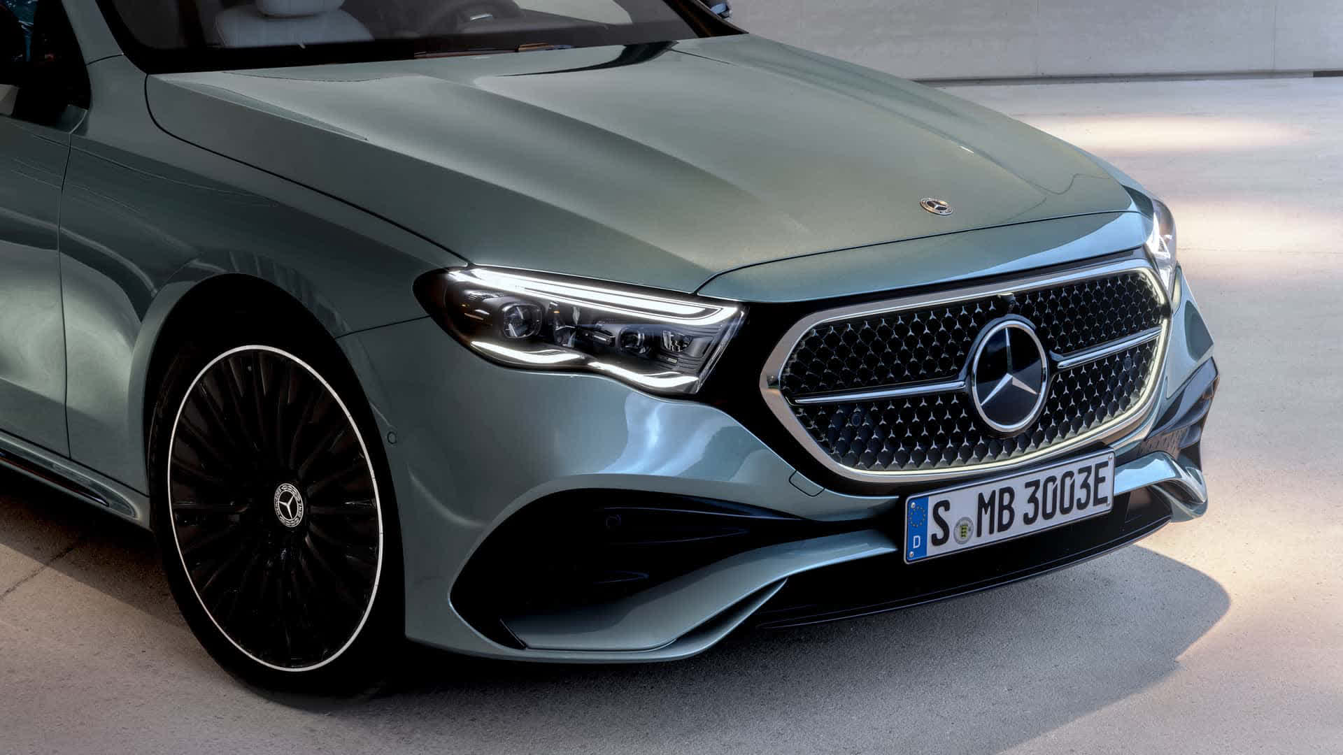 Ra mắt Mercedes-Benz E-Class 2024: Đèn lạ mắt, nhiều màn hình như EQS, đủ trò chơi game đến xem TikTok
