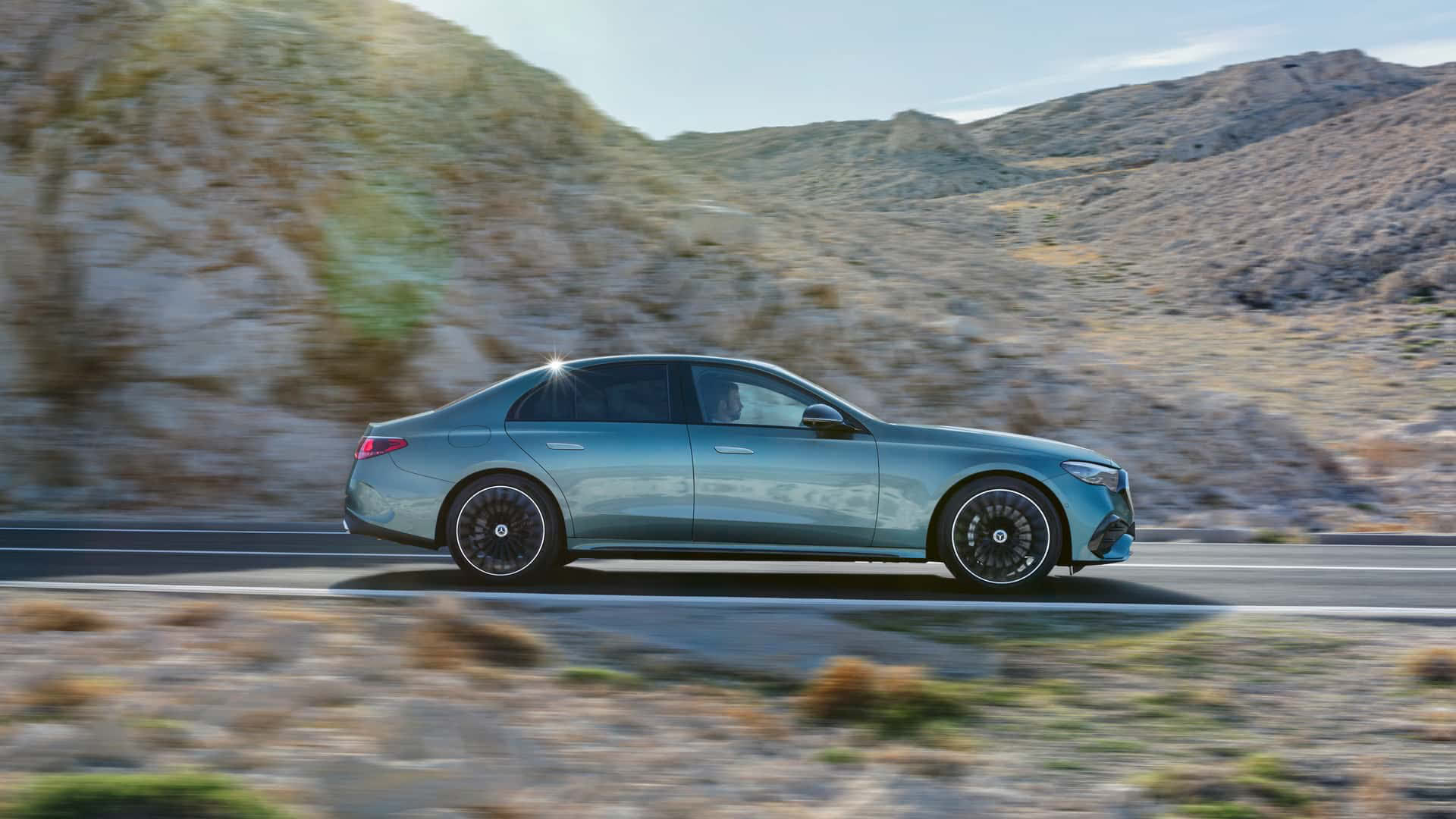 Ra mắt Mercedes-Benz E-Class 2024: Đèn lạ mắt, nhiều màn hình như EQS, đủ trò chơi game đến xem TikTok