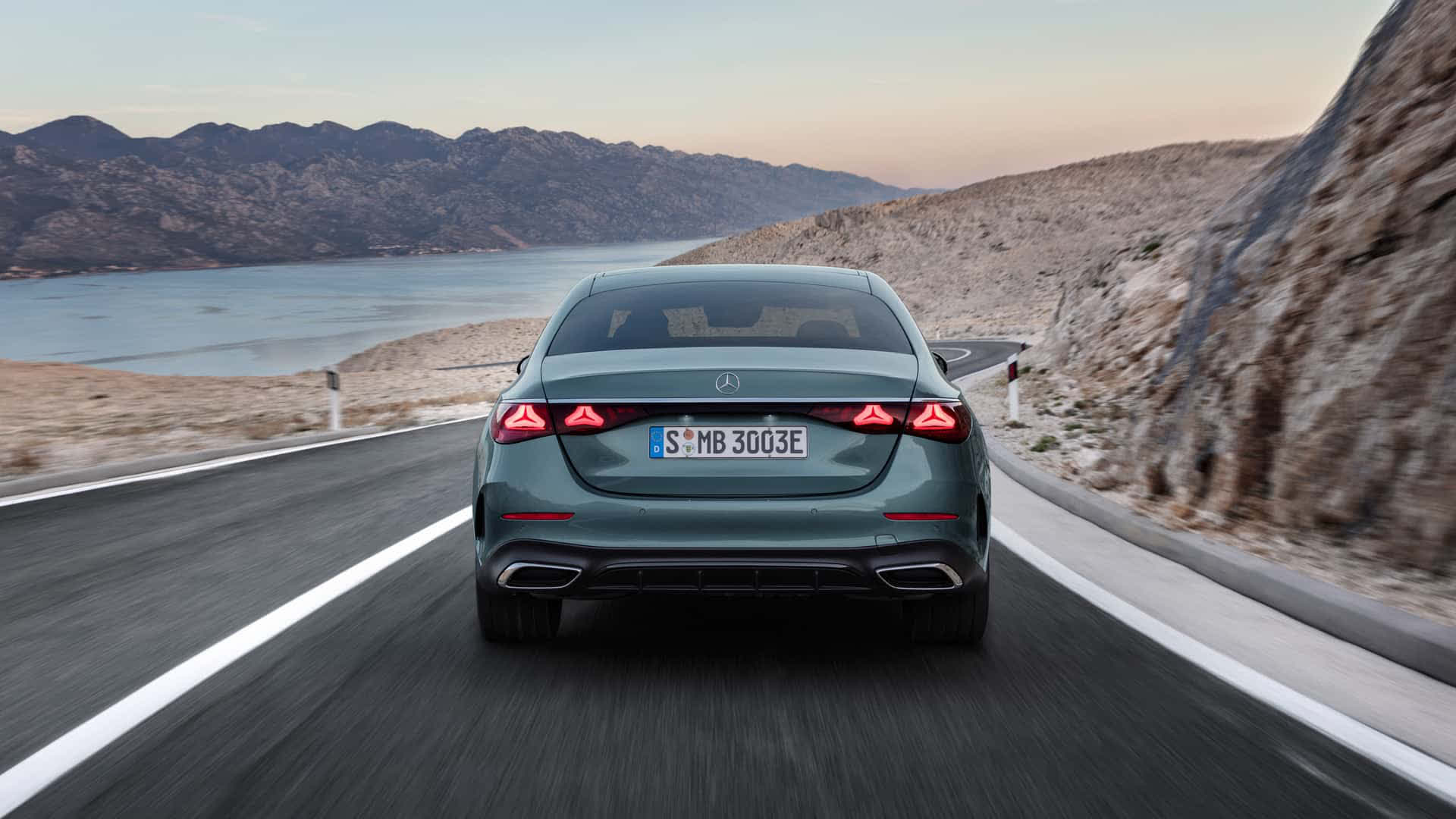 Ra mắt Mercedes-Benz E-Class 2024: Đèn lạ mắt, nhiều màn hình như EQS, đủ trò chơi game đến xem TikTok
