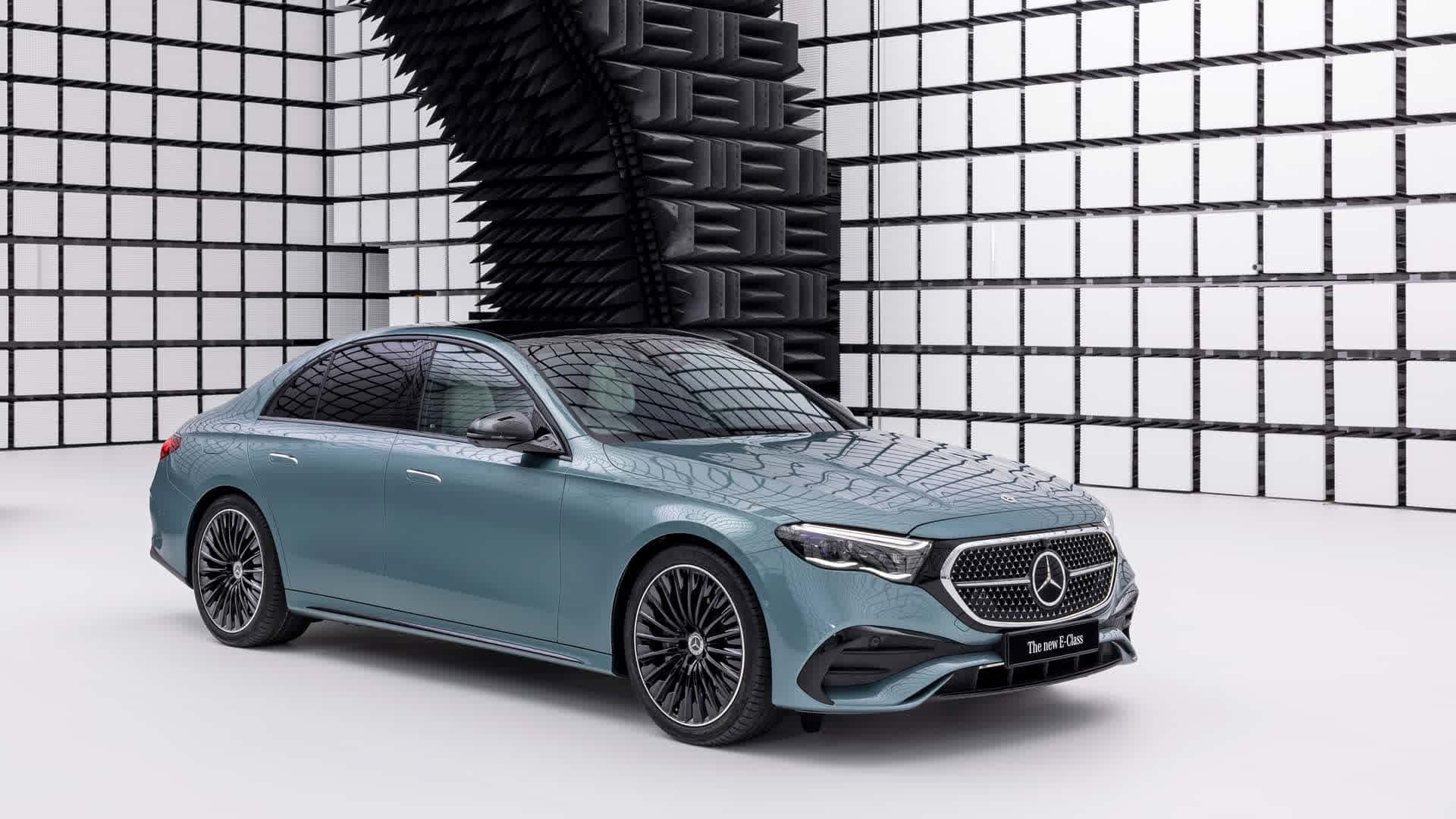 Ra mắt Mercedes-Benz E-Class 2024: Đèn lạ mắt, nhiều màn hình như EQS, đủ trò chơi game đến xem TikTok
