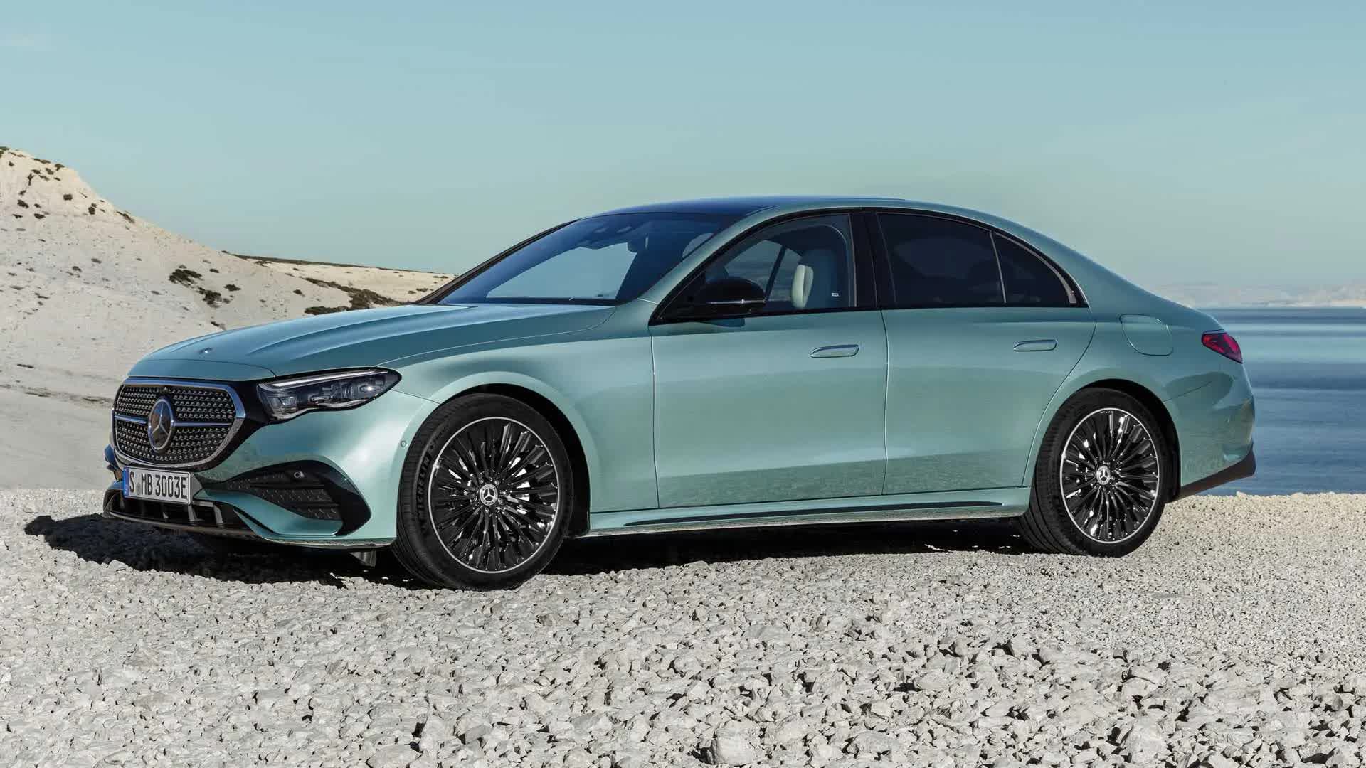 Ra mắt Mercedes-Benz E-Class 2024: Đèn lạ mắt, nhiều màn hình như EQS, đủ trò chơi game đến xem TikTok