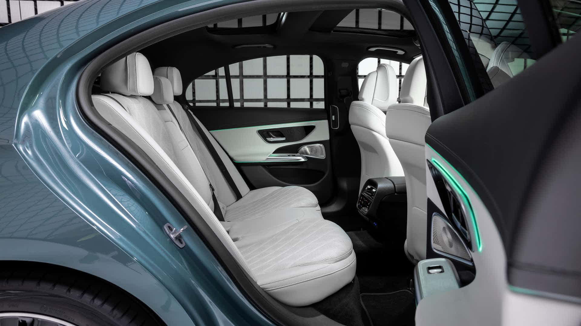 Ra mắt Mercedes-Benz E-Class 2024: Đèn lạ mắt, nhiều màn hình như EQS, đủ trò chơi game đến xem TikTok