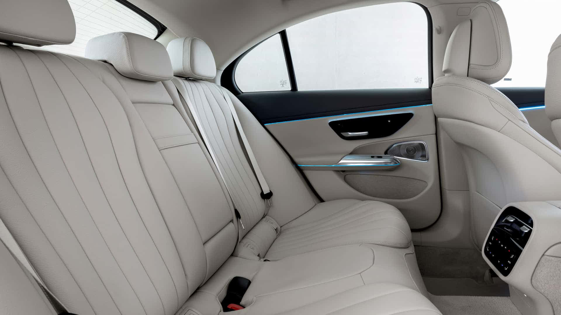 Ra mắt Mercedes-Benz E-Class 2024: Đèn lạ mắt, nhiều màn hình như EQS, đủ trò chơi game đến xem TikTok