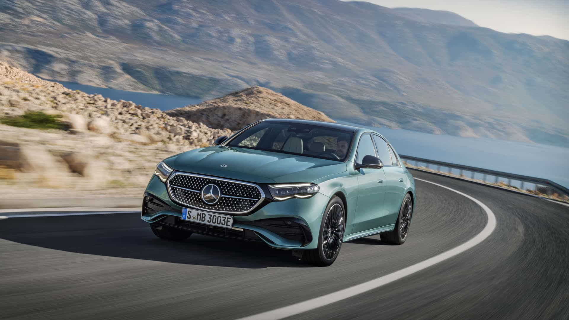Ra mắt Mercedes-Benz E-Class 2024: Đèn lạ mắt, nhiều màn hình như EQS, đủ trò chơi game đến xem TikTok