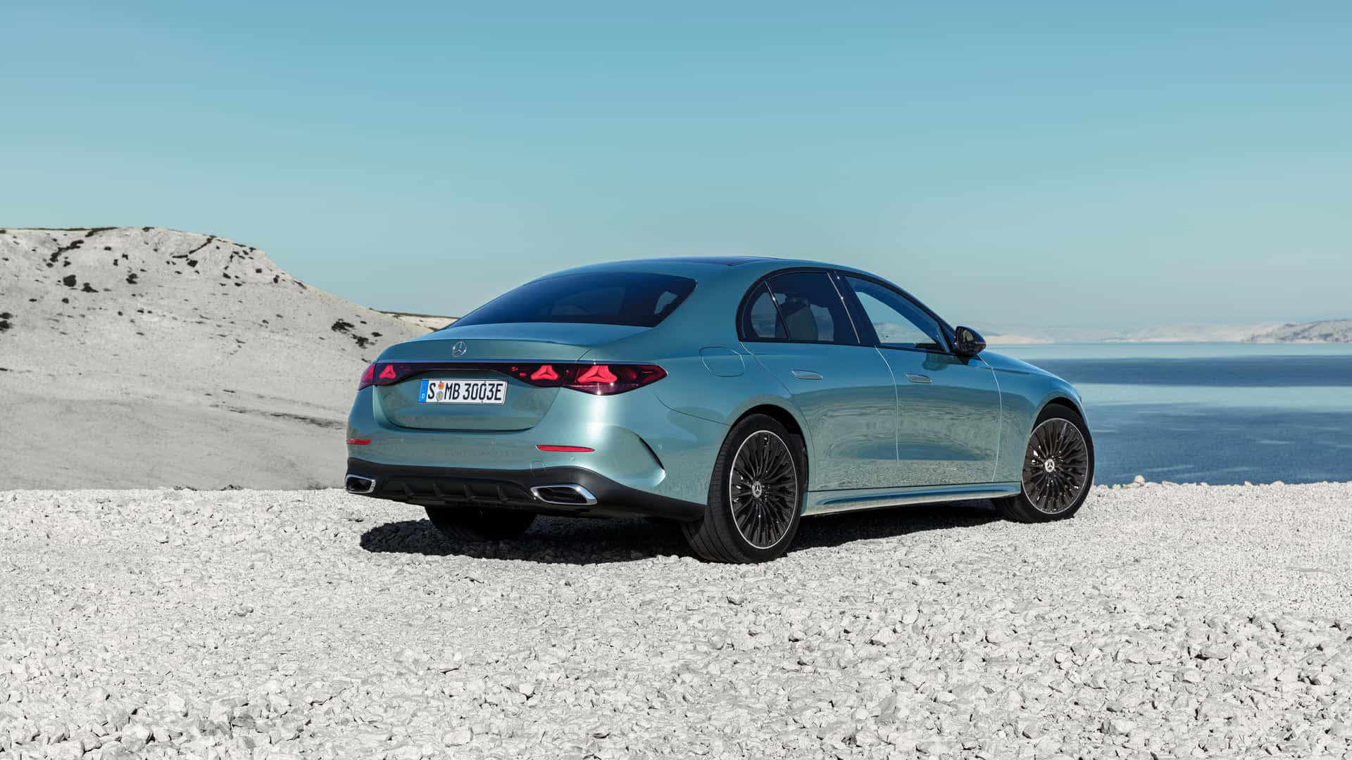 Ra mắt Mercedes-Benz E-Class 2024: Đèn lạ mắt, nhiều màn hình như EQS, đủ trò chơi game đến xem TikTok