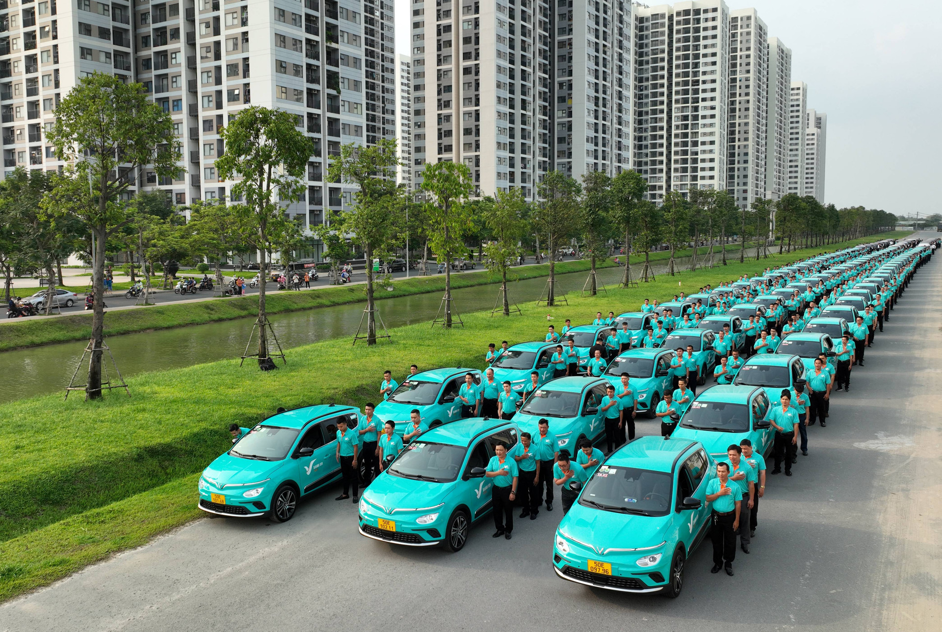 Taxi Xanh SM chính thức khai trương tại TP.HCM, bắt đầu hoạt động từ 30/4 với quy mô 500 xe VF e34, 100 xe VF8