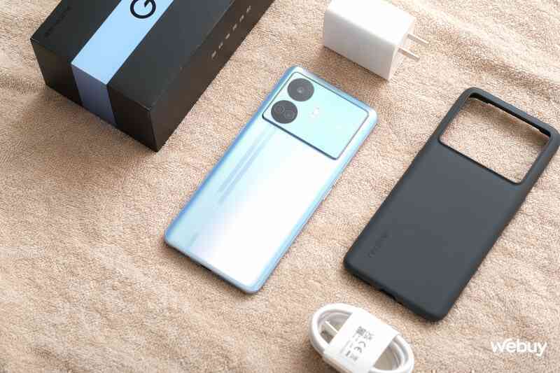 Trên tay điện thoại realme giá hơn 9 triệu nhưng có RAM 16GB, bộ nhớ 1TB, sạc 100W - Ảnh 2. Trên tay điện thoại realme giá hơn 9 triệu nhưng có RAM 16GB, bộ nhớ 1TB, sạc 100W - Ảnh 2.