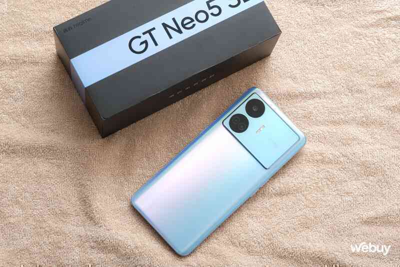 Trên tay điện thoại realme giá hơn 9 triệu nhưng có RAM 16GB, bộ nhớ 1TB, sạc 100W - Ảnh 3. Trên tay điện thoại realme giá hơn 9 triệu nhưng có RAM 16GB, bộ nhớ 1TB, sạc 100W - Ảnh 3.