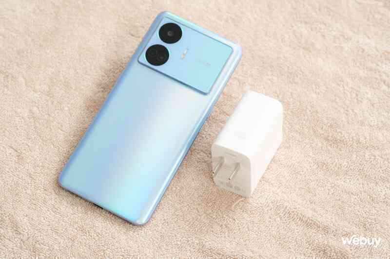 Trên tay điện thoại realme giá hơn 9 triệu nhưng có RAM 16GB, bộ nhớ 1TB, sạc 100W - Ảnh 20. Trên tay điện thoại realme giá hơn 9 triệu nhưng có RAM 16GB, bộ nhớ 1TB, sạc 100W - Ảnh 20.