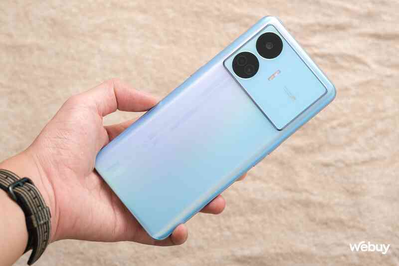 Trên tay điện thoại realme giá hơn 9 triệu nhưng có RAM 16GB, bộ nhớ 1TB, sạc 100W - Ảnh 4. Trên tay điện thoại realme giá hơn 9 triệu nhưng có RAM 16GB, bộ nhớ 1TB, sạc 100W - Ảnh 4.