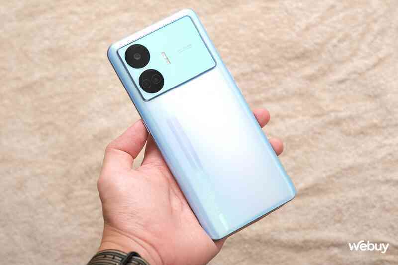 Trên tay điện thoại realme giá hơn 9 triệu nhưng có RAM 16GB, bộ nhớ 1TB, sạc 100W - Ảnh 5. Trên tay điện thoại realme giá hơn 9 triệu nhưng có RAM 16GB, bộ nhớ 1TB, sạc 100W - Ảnh 5.