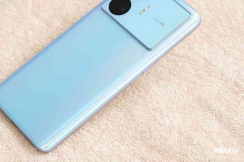 Trên tay điện thoại realme giá hơn 9 triệu nhưng có RAM 16GB, bộ nhớ 1TB, sạc 100W - Ảnh 6. Trên tay điện thoại realme giá hơn 9 triệu nhưng có RAM 16GB, bộ nhớ 1TB, sạc 100W - Ảnh 6.