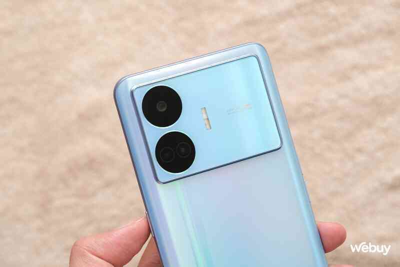 Trên tay điện thoại realme giá hơn 9 triệu nhưng có RAM 16GB, bộ nhớ 1TB, sạc 100W - Ảnh 7. Trên tay điện thoại realme giá hơn 9 triệu nhưng có RAM 16GB, bộ nhớ 1TB, sạc 100W - Ảnh 7.