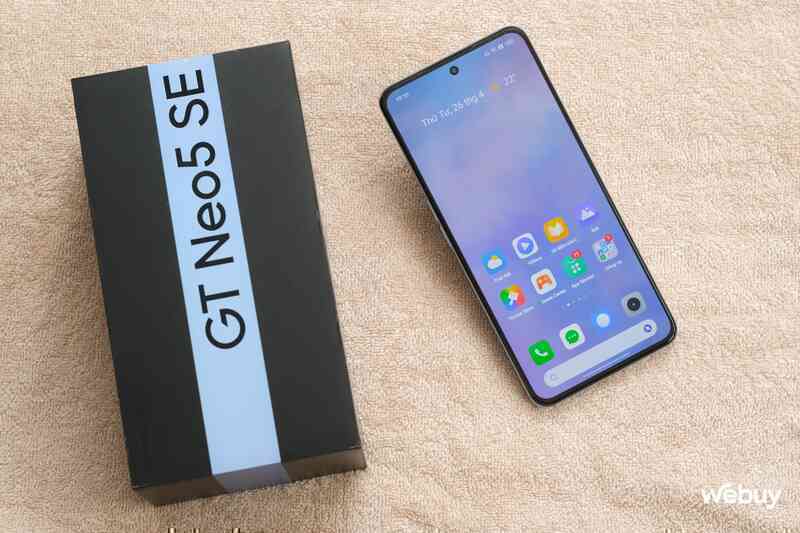 Trên tay điện thoại realme giá hơn 9 triệu nhưng có RAM 16GB, bộ nhớ 1TB, sạc 100W - Ảnh 9. Trên tay điện thoại realme giá hơn 9 triệu nhưng có RAM 16GB, bộ nhớ 1TB, sạc 100W - Ảnh 9.