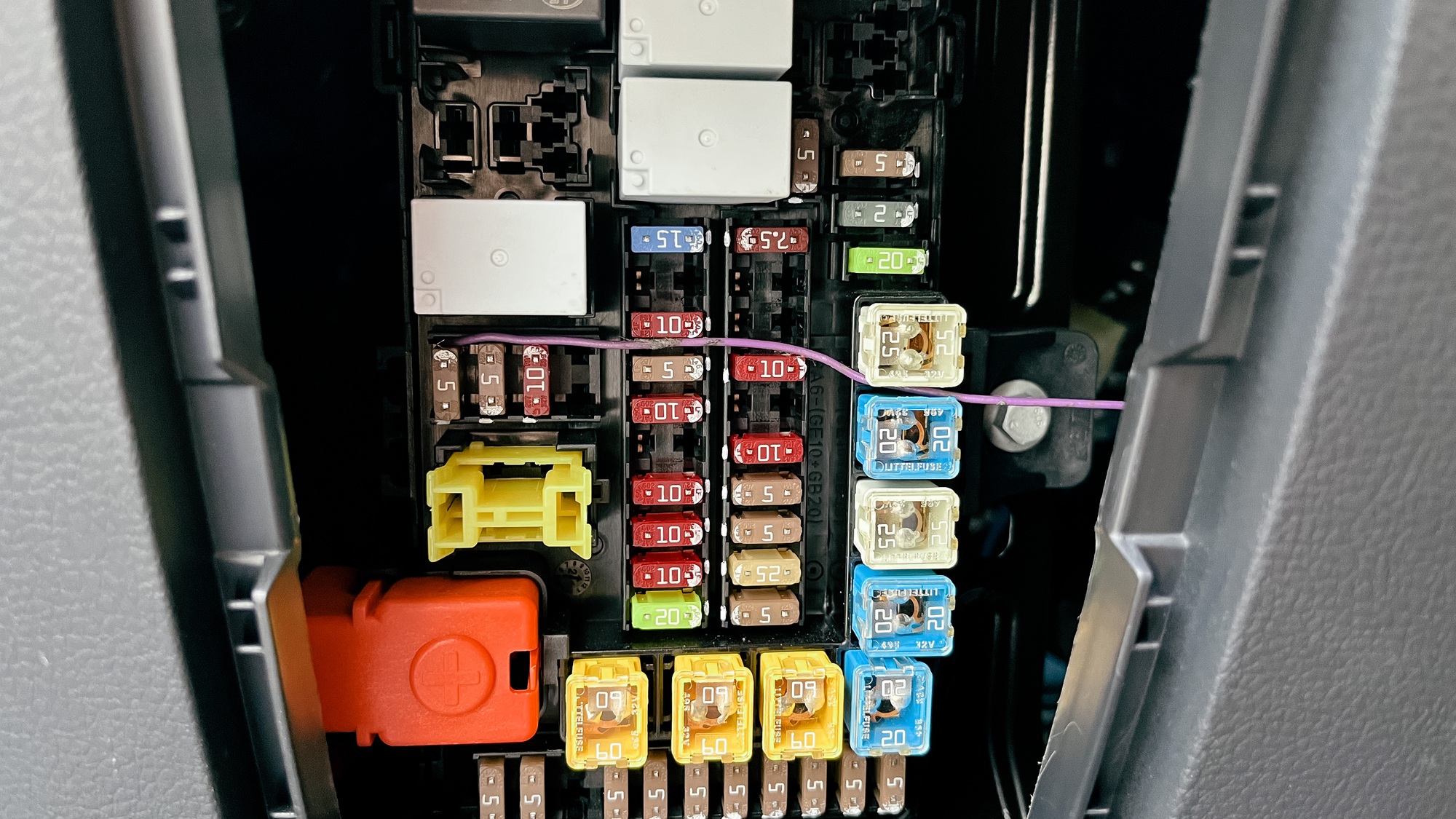 9X văn phòng tự làm sạc không dây trên VinFast VF e34 chỉ với 150.000 đồng, tính chế thêm bộ sạc laptop, loa lớn để đi cắm trại - Ảnh 7. 9X văn phòng tự làm sạc không dây trên VinFast VF e34 chỉ với 150.000 đồng, tính chế thêm bộ sạc laptop, loa lớn để đi cắm trại - Ảnh 7.