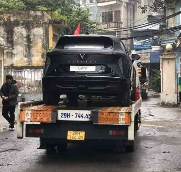 VinFast VF 7 lần đầu lộ diện tại VN: SUV điện được nhiều người mong chờ nhất, có tùy chọn dẫn động bốn bánh, cùng cỡ CX-5 và Tucson - Ảnh 2. VinFast VF 7 lần đầu lộ diện tại VN: SUV điện được nhiều người mong chờ nhất, có tùy chọn dẫn động bốn bánh, cùng cỡ CX-5 và Tucson - Ảnh 2.
