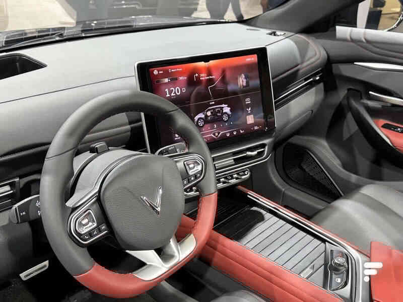 VinFast VF 7 lần đầu lộ diện tại VN: SUV điện được nhiều người mong chờ nhất, có tùy chọn dẫn động bốn bánh, cùng cỡ CX-5 và Tucson