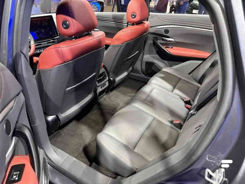 VinFast VF 7 lần đầu lộ diện tại VN: SUV điện được nhiều người mong chờ nhất, có tùy chọn dẫn động bốn bánh, cùng cỡ CX-5 và Tucson