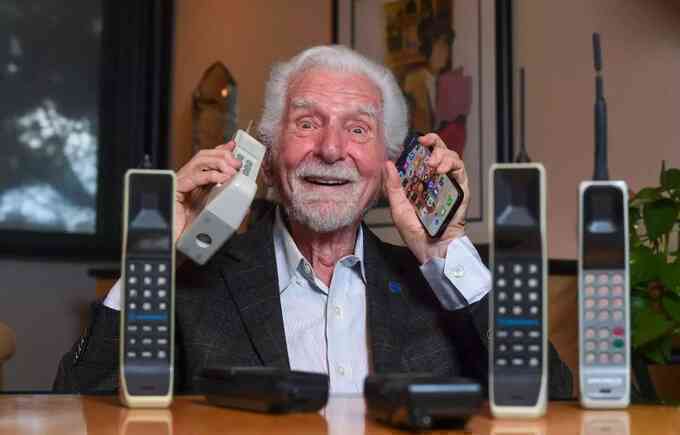 Có lẽ Martin Cooper cũng không thể ngờ rằng điện thoại di động đã trở thành một phần không thể thiếu trong cuộc sống của nhiều người ở thời điểm hiện tại (Ảnh: AFP). Có lẽ Martin Cooper cũng không thể ngờ rằng điện thoại di động đã trở thành một phần không thể thiếu trong cuộc sống của nhiều người ở thời điểm hiện tại (Ảnh: AFP).