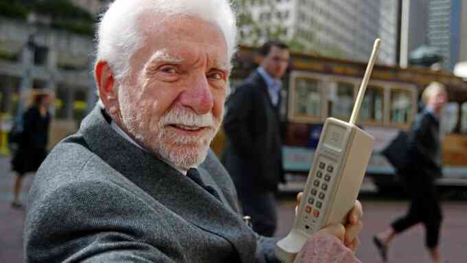 Martin Cooper được xem là 