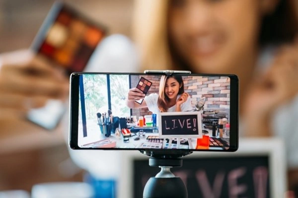 Thao túng tâm lý bằng "giá thấp nhất" trong các buổi livestream bán hàng: Rủi ro khi thuê KOL bán phá giá - Ảnh 1. Thao túng tâm lý bằng "giá thấp nhất" trong các buổi livestream bán hàng: Rủi ro khi thuê KOL bán phá giá - Ảnh 1.