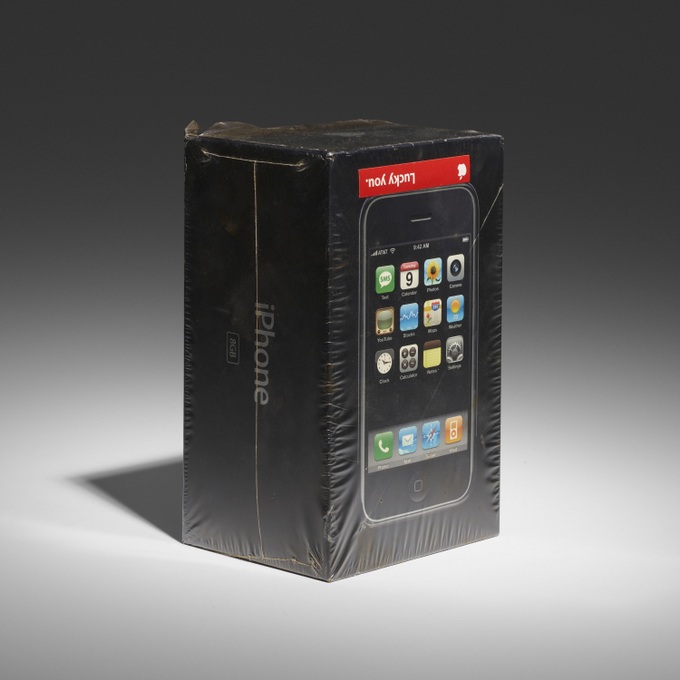 Chiếc iPhone đời đầu vẫn còn nguyên vẹn, nhưng phần vỏ bọc nilon đã bị tróc một ít (Ảnh: Wright20). Chiếc iPhone đời đầu vẫn còn nguyên vẹn, nhưng phần vỏ bọc nilon đã bị tróc một ít (Ảnh: Wright20).