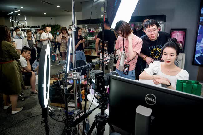 Phía sau ánh hào quang của một "nữ hoàng livestream": Bán cả tên lửa trên sóng trực tiếp nhưng "ngã ngựa" vì bị phạt 4.800 tỷ tội trốn thuế - Ảnh 2. Phía sau ánh hào quang của một "nữ hoàng livestream": Bán cả tên lửa trên sóng trực tiếp nhưng "ngã ngựa" vì bị phạt 4.800 tỷ tội trốn thuế - Ảnh 2.